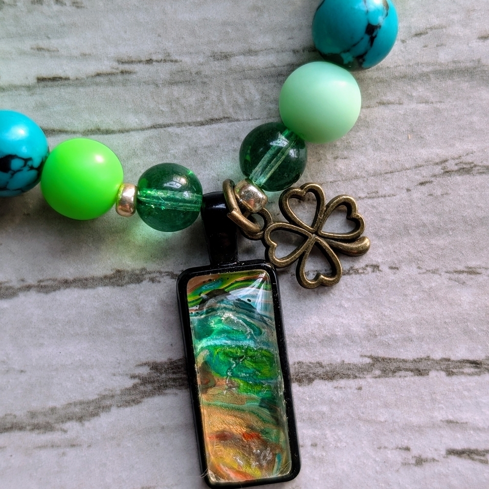 St. Patrick's Day beaded stretch bracelet with pendant - Picture 3 of 6